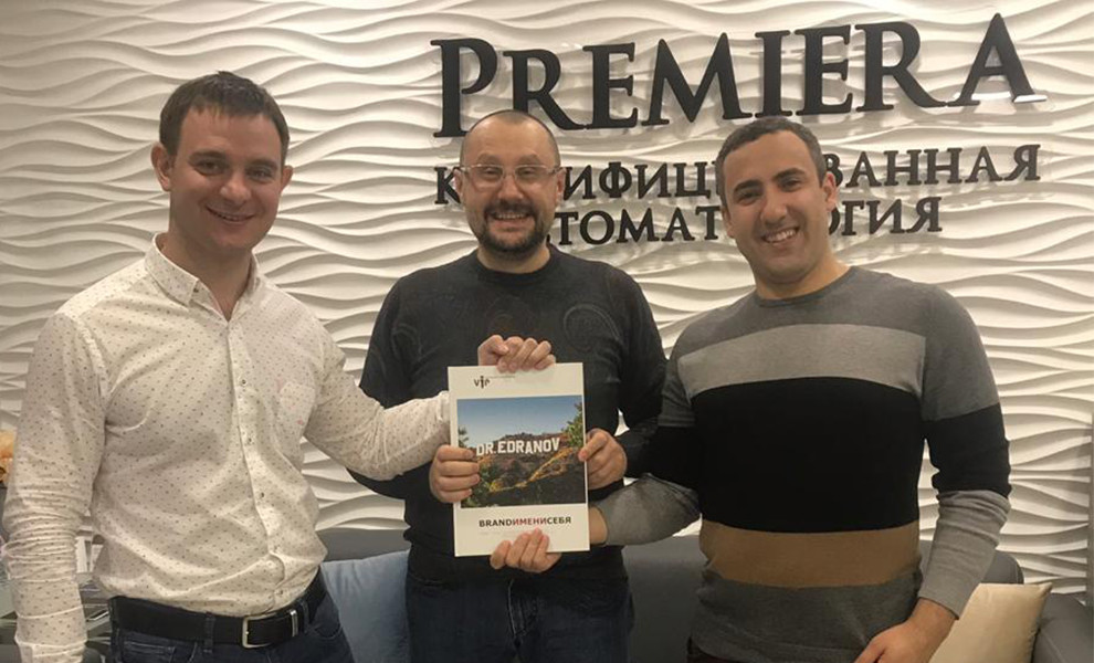 Сергей Едранов поздравил Рафаэля Гогяна и Антона Маркова с открытием стоматологической клиники "Primiera"